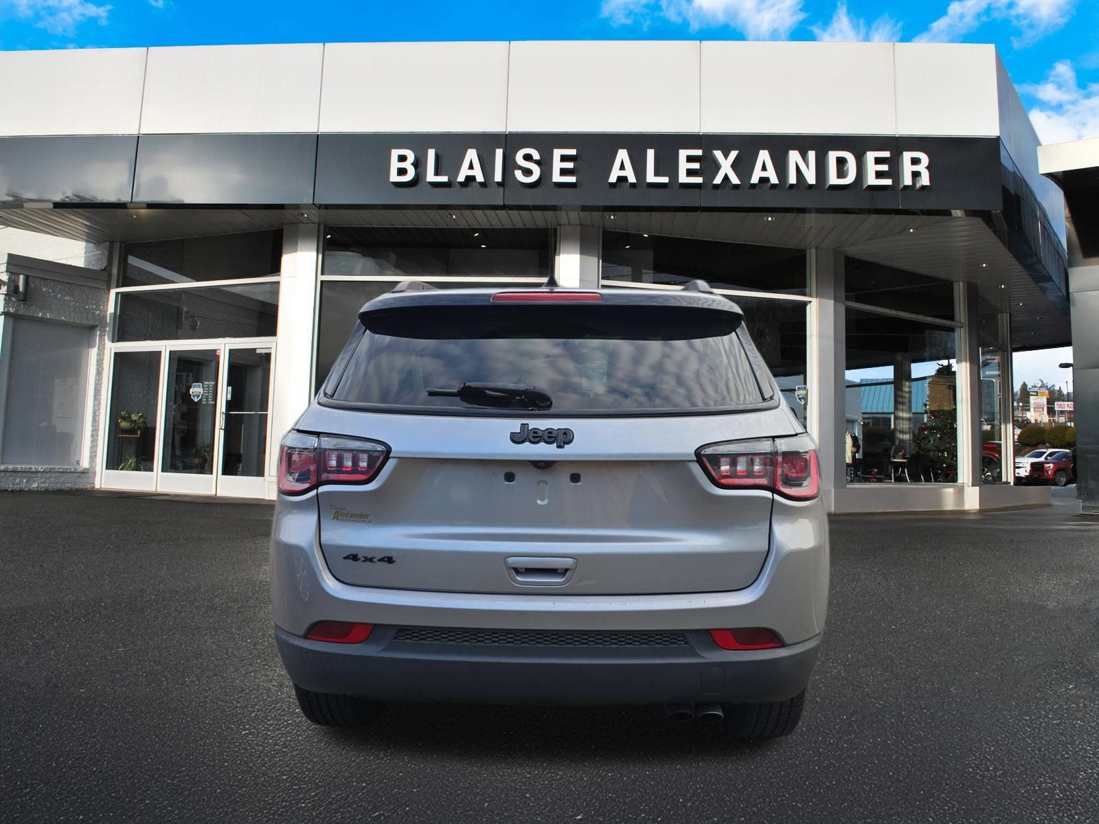 Used 2018 Jeep Compass Latitude w/ Popular Equipment Group AWD/4WD image 4