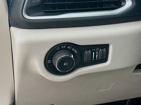 Used 2021 Chrysler Pacifica Touring image 10