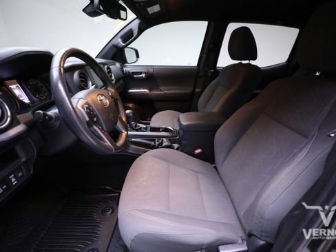 Used 2019 Toyota Tacoma TRD Sport image 10