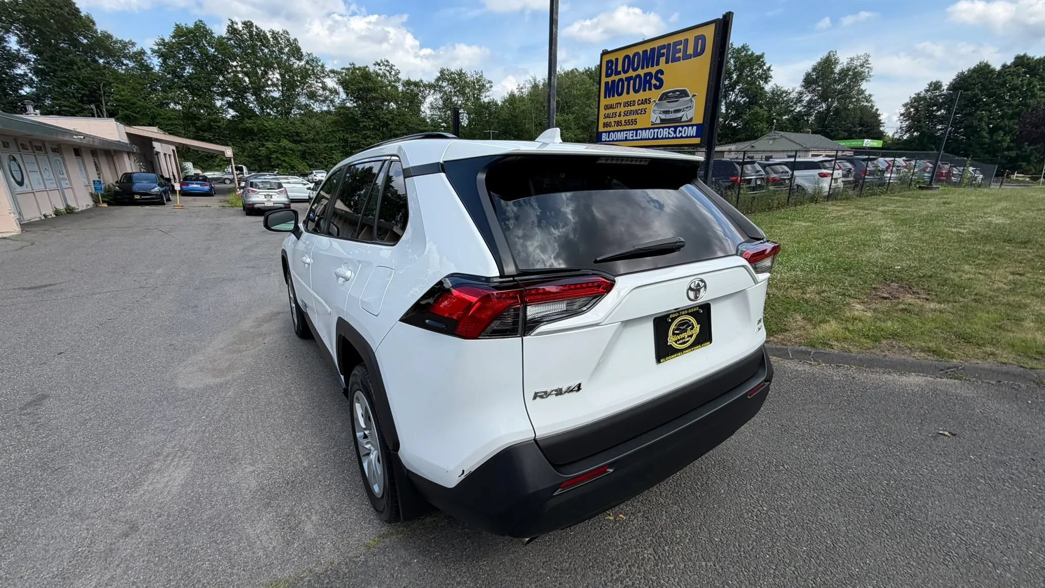 Used 2021 Toyota RAV4 LE AWD/4WD image 3