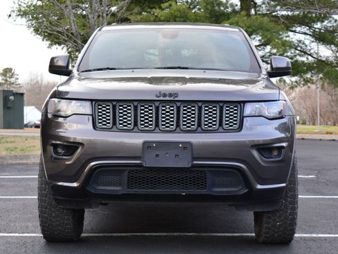 Used 2018 Jeep Grand Cherokee Altitude image 2