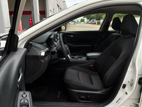 Used 2025 Nissan Altima 2.5 SV FWD image 10