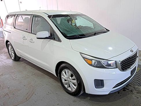 Used 2018 Kia Sedona L image 2