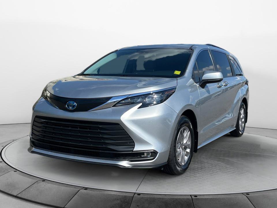 Used 2025 Toyota Sienna XLE FWD image 3