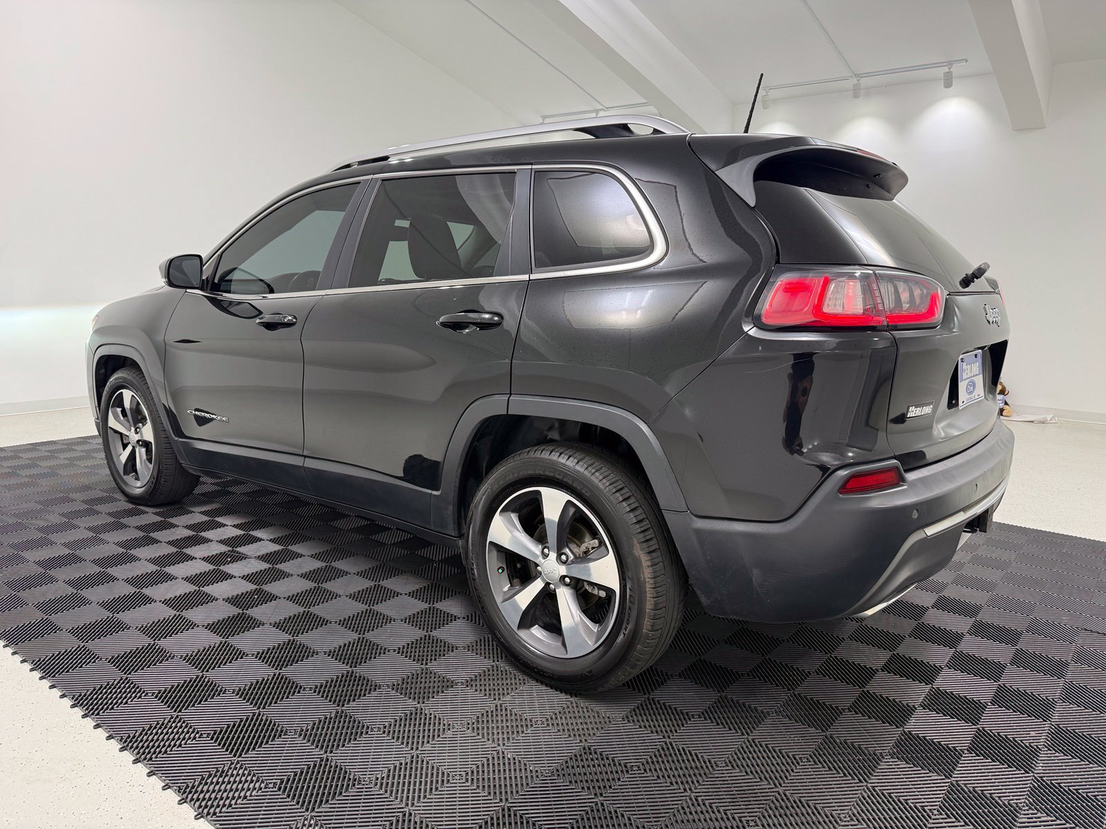 Used 2019 Jeep Cherokee Limited w/ Trailer Tow Group FWD image 5