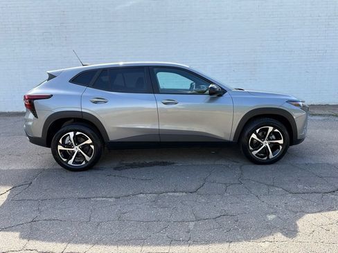 Used 2024 Chevrolet Trax RS w/ Driver Confidence Package FWD image 1