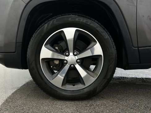 Used 2019 Jeep Cherokee Limited AWD/4WD image 39