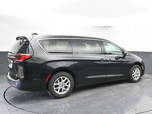 Used 2023 Chrysler Pacifica Touring-L image 11
