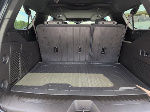 Used 2023 GMC Yukon XL SLT w/ SLT Luxury Package image 5