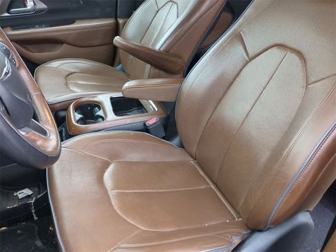 Used 2017 Chrysler Pacifica Limited image 15