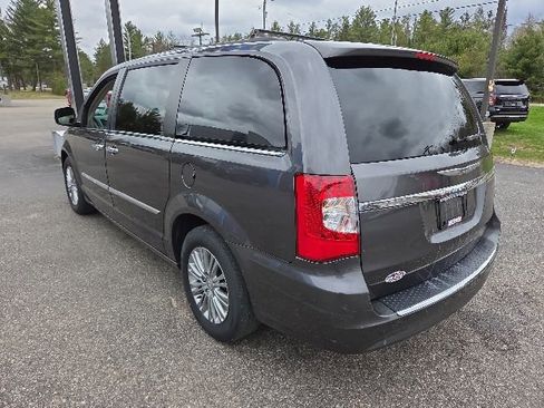 Used 2016 Chrysler Town & Country Touring-L FWD image 22