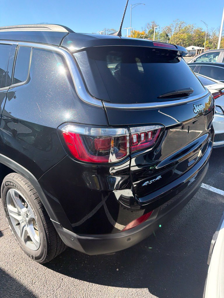 Used 2024 Jeep Compass Latitude w/ Sun and Sound Group AWD/4WD image 6