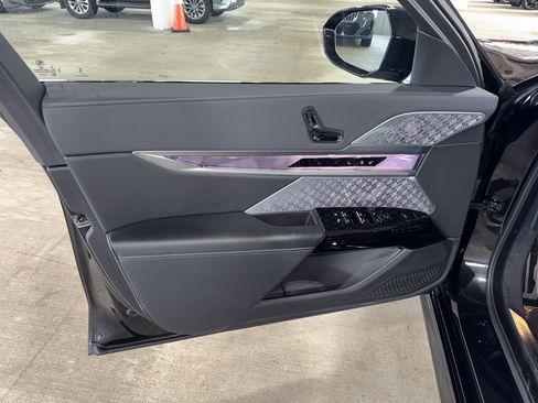 Used 2024 BMW 760i xDrive w/ Executive Package image 18