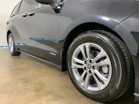 Used 2021 Toyota Sienna Platinum image 38