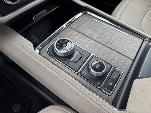 Used 2024 Ford Expedition Max Limited image 32