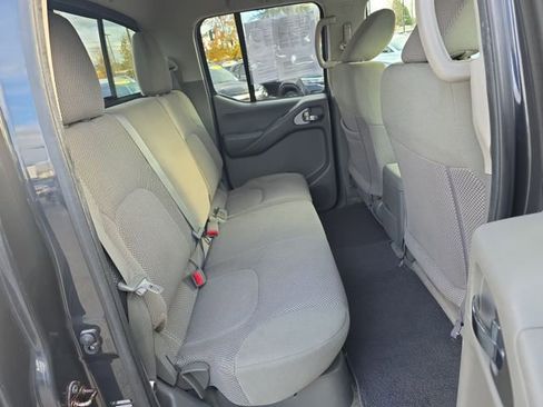 Used 2015 Nissan Frontier SV image 11