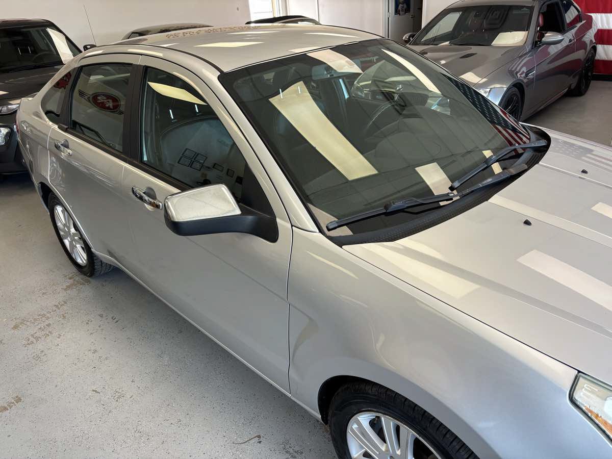 Used 2010 Ford Focus SEL FWD image 4