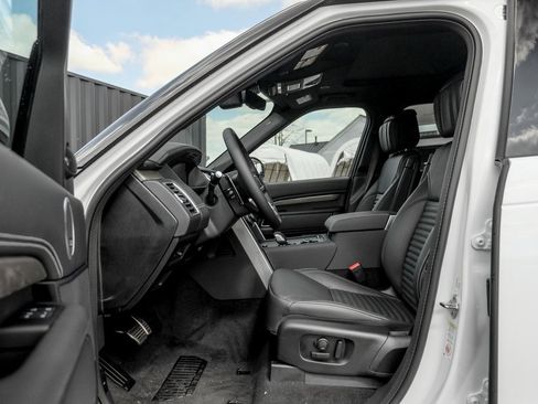 Used 2025 Land Rover Discovery Metropolitan Edition image 9