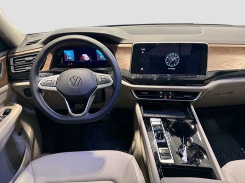 Used 2025 Volkswagen Atlas SE image 17