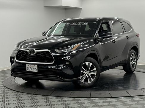 Used 2024 Toyota Highlander XLE image 2