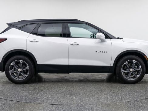 Used 2025 Chevrolet Blazer LT FWD image 11