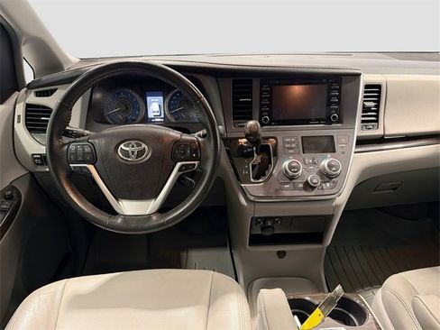 Used 2018 Toyota Sienna Limited image 19