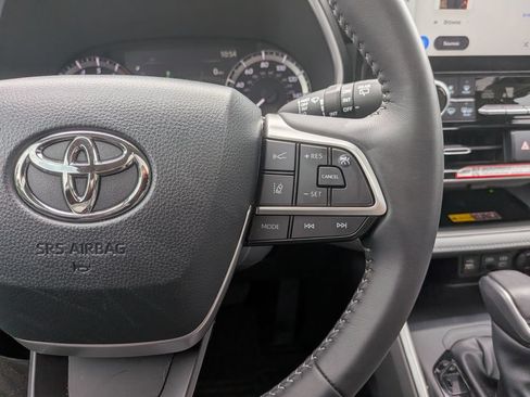 Used 2025 Toyota Highlander XLE FWD image 15