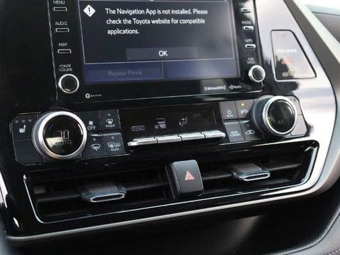 Used 2022 Toyota Highlander XLE AWD/4WD image 16