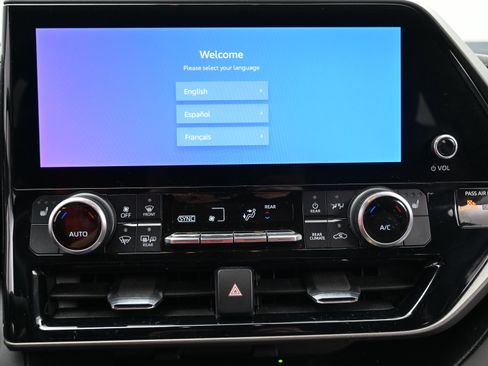 Used 2023 Toyota Highlander XLE image 16