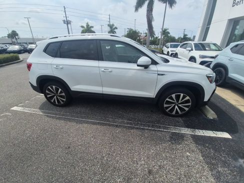 Used 2024 Volkswagen Taos SE FWD image 2