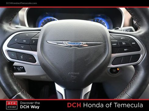 Used 2018 Chrysler Pacifica Touring-L image 9