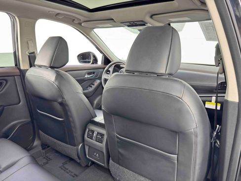 Used 2022 Nissan Rogue SV w/ SV Premium Package image 32