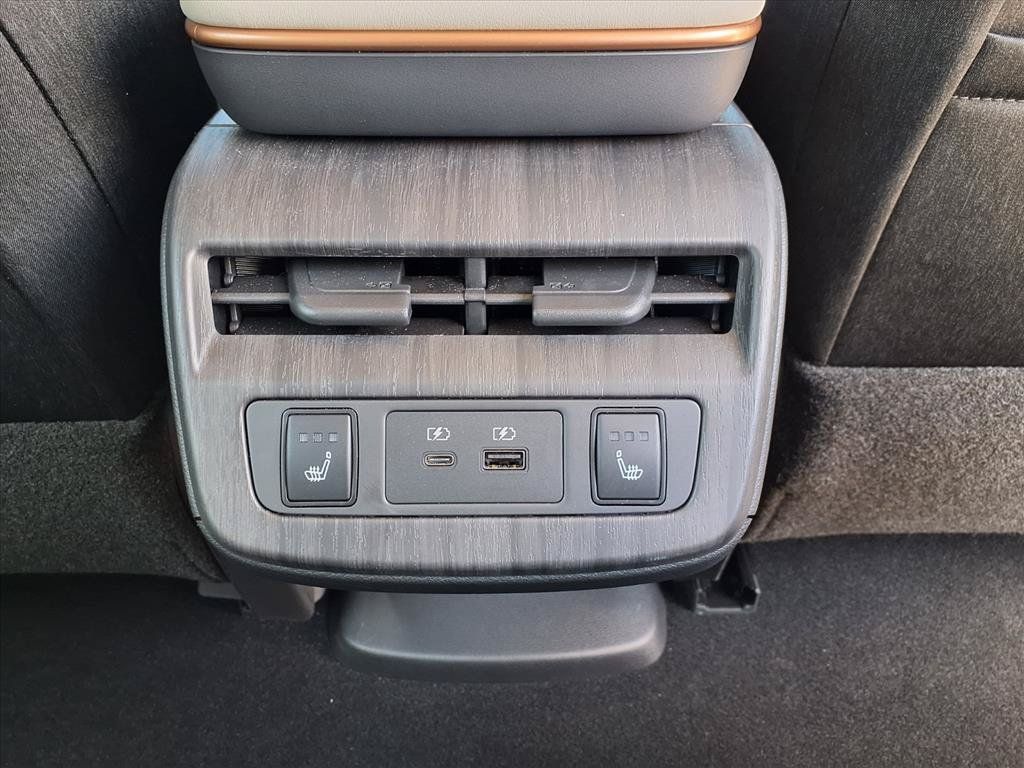 Used 2024 Nissan Ariya AWD image 13