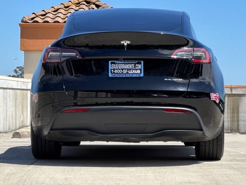 Used 2024 Tesla Model Y Long Range AWD/4WD image 9