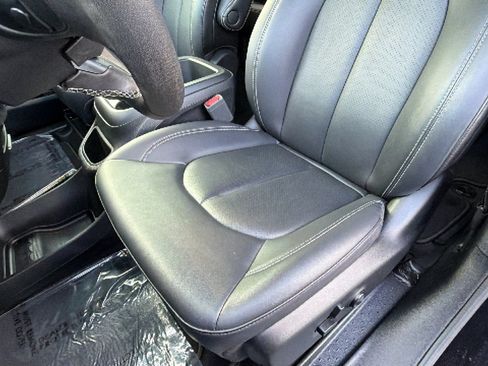 Used 2025 Chrysler Pacifica Select FWD image 15
