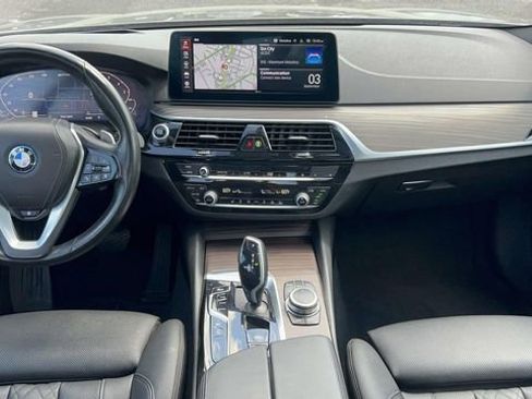 Used 2022 BMW 530e w/ Premium Package image 12