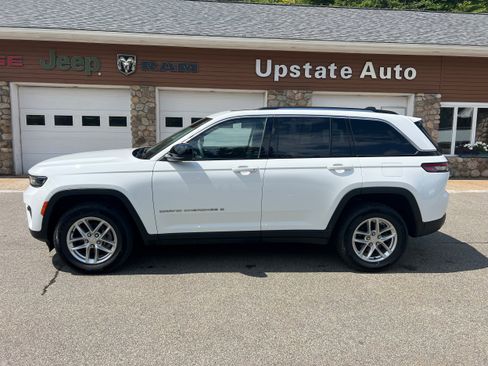 Used 2023 Jeep Grand Cherokee Laredo w/ Luxury Tech Group I AWD/4WD image 8