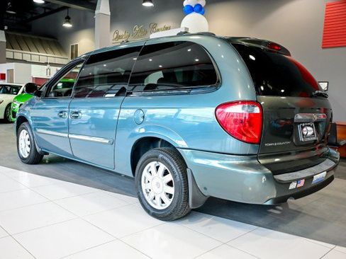 Used 2006 Chrysler Town & Country Touring FWD image 7