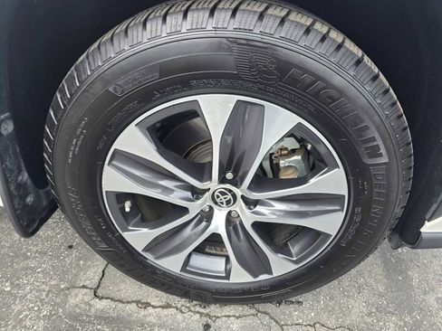 Used 2021 Toyota Highlander XLE image 9