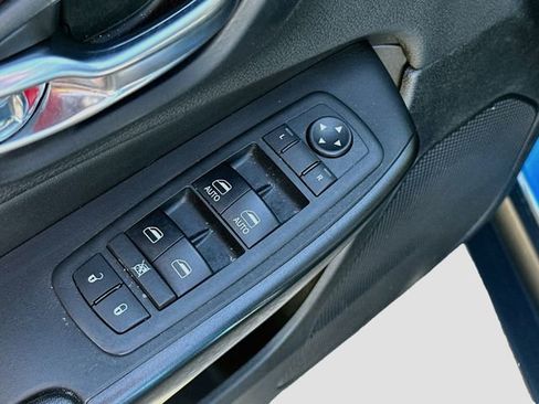 Used 2019 Jeep Cherokee Trailhawk AWD/4WD image 19