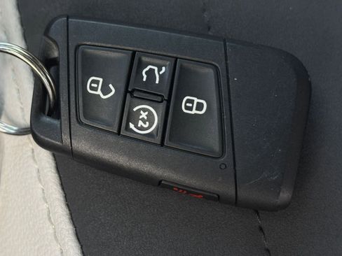 Used 2025 Volkswagen Taos SE image 27