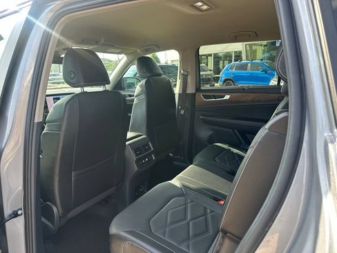 Used 2025 Volkswagen Atlas SE AWD/4WD image 13