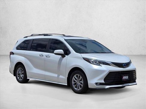 Used 2022 Toyota Sienna XLE FWD image 3