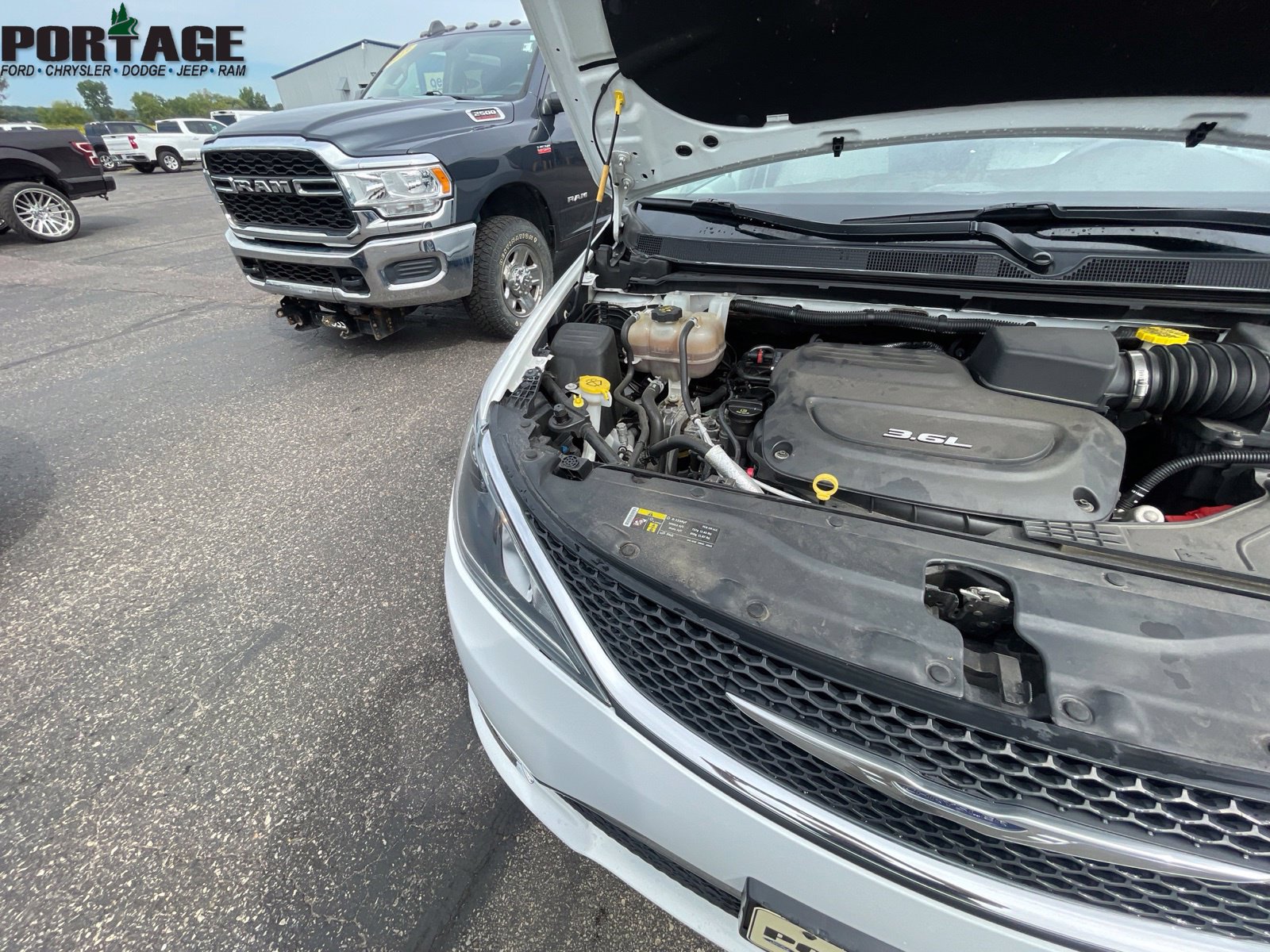 Used 2017 Chrysler Pacifica Touring-L FWD image 32