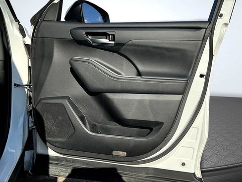 Used 2023 Toyota Highlander XLE image 24