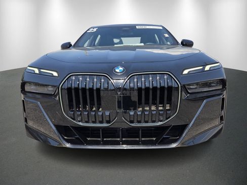 Used 2025 BMW 740i xDrive AWD/4WD image 2