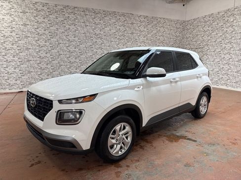 Used 2025 Hyundai Venue SE image 3