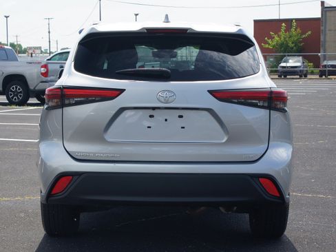 Used 2021 Toyota Highlander XLE FWD image 3
