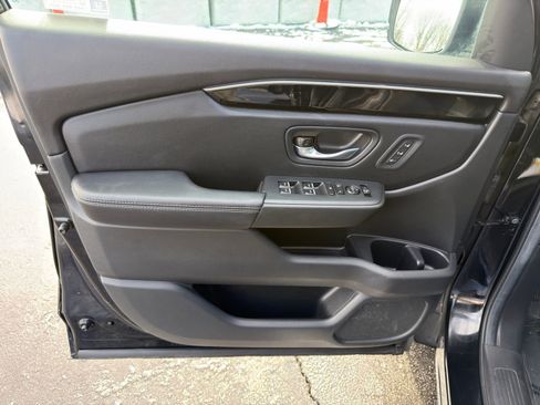 Used 2025 Honda Pilot Touring image 13