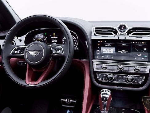 Used 2024 Bentley Bentayga AWD/4WD image 63